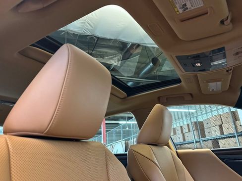 Certified 2022 Lexus ES 300h w/ Premium Package FWD image 16