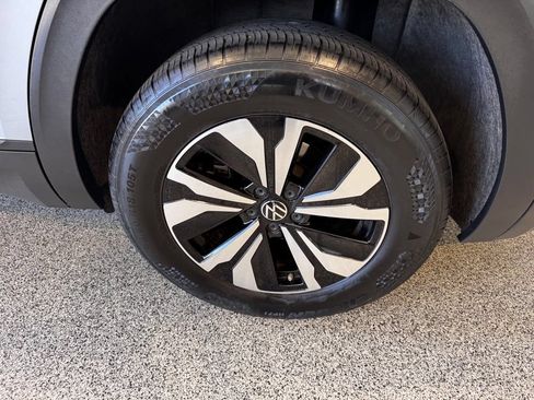 Used 2024 Volkswagen Atlas SE AWD/4WD image 13