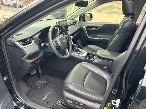 Used 2020 Toyota RAV4 Limited image 13