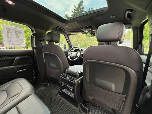 Used 2025 Land Rover Defender 110 V8 AWD/4WD image 23