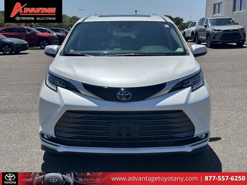Used 2023 Toyota Sienna Limited AWD/4WD image 2