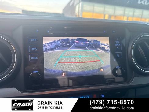 Used 2017 Toyota Tacoma TRD Off-Road w/ Premium & Technology Package AWD/4WD image 18
