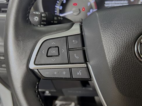 Used 2025 Toyota Highlander LE FWD image 19