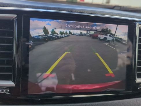 Used 2023 Chrysler Pacifica Touring-L FWD image 25