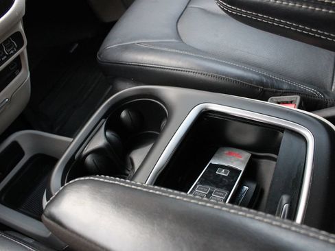 Used 2022 Chrysler Pacifica Touring-L w/ Uconnect Theater Family Group FWD image 17