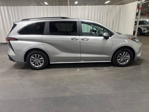 Used 2025 Toyota Sienna XLE FWD image 4