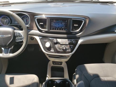Used 2018 Chrysler Pacifica Touring Plus FWD image 16