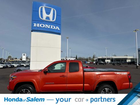 Used 2018 Toyota Tacoma TRD Sport w/ Technology Package image 3