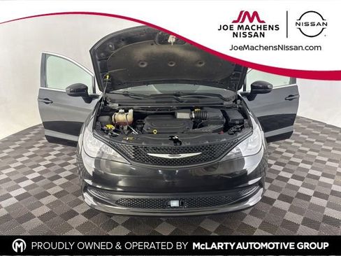 Used 2023 Chrysler Voyager LX FWD image 11