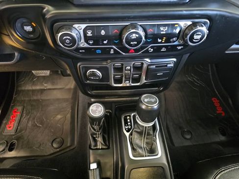 Used 2021 Jeep Wrangler Unlimited Sahara w/ Cold Weather Group AWD/4WD image 13