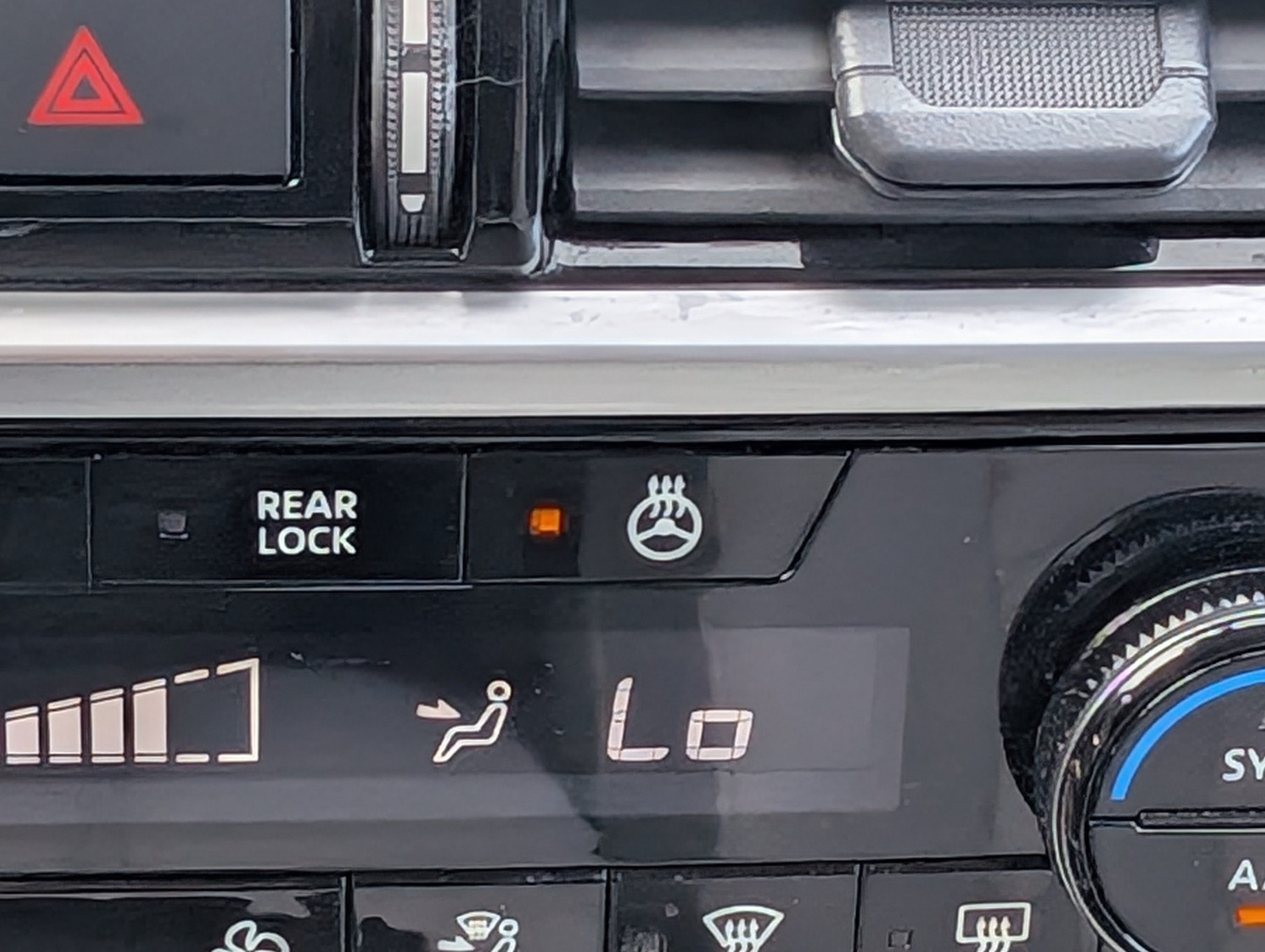 Used 2025 Nissan Pathfinder SL AWD/4WD image 34
