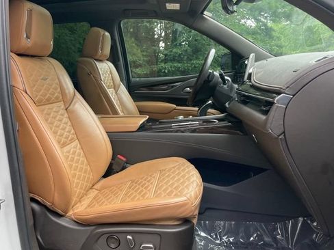 Used 2022 Cadillac Escalade Premium Luxury AWD/4WD image 23