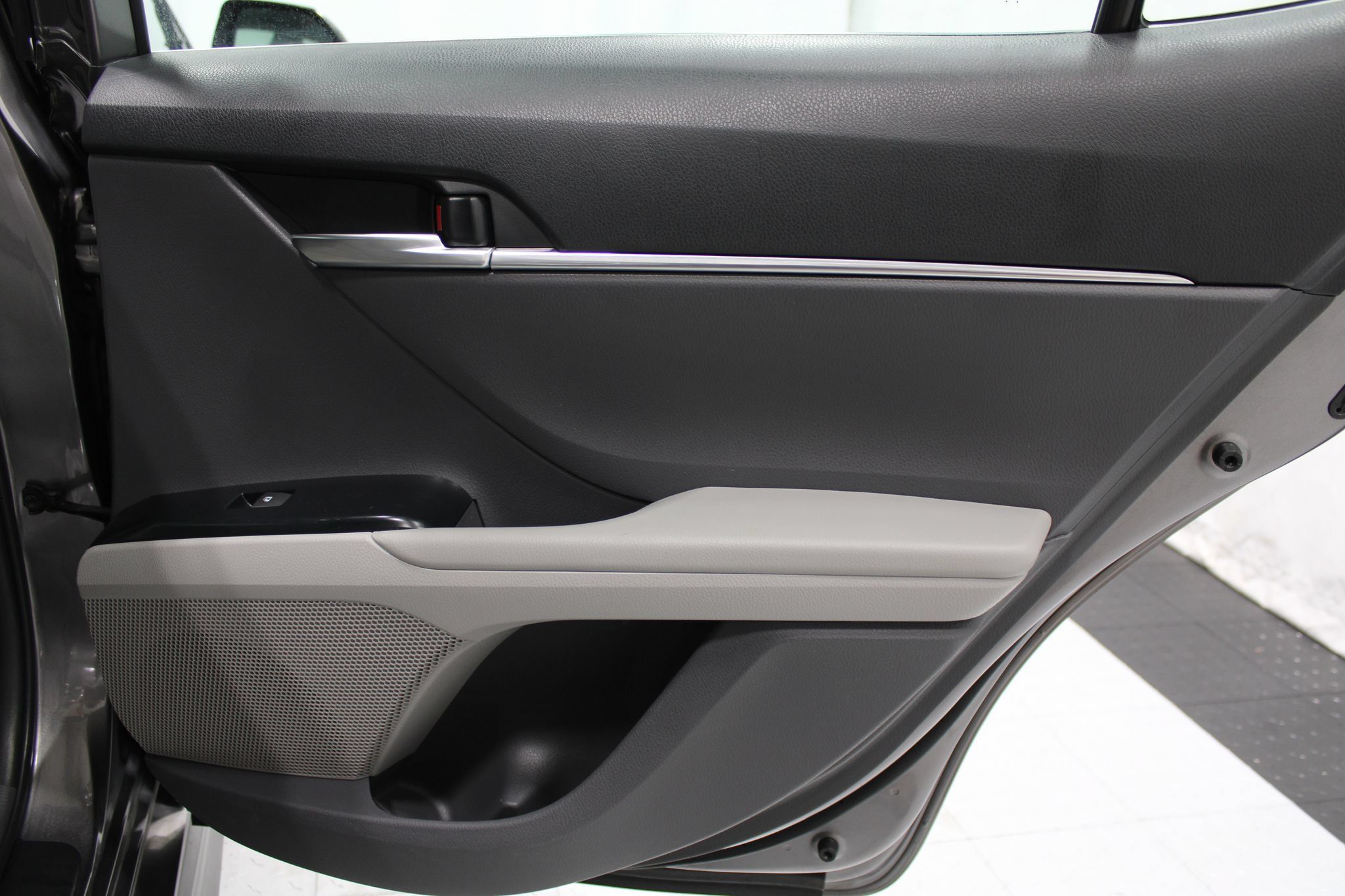 Used 2018 Toyota Camry SE FWD image 20
