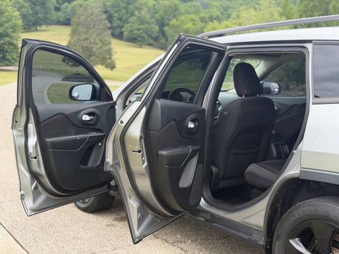 Used 2015 Jeep Cherokee Latitude FWD image 21