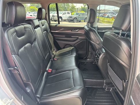 Used 2024 Jeep Grand Cherokee Limited w/ Black Appearance Package image 17