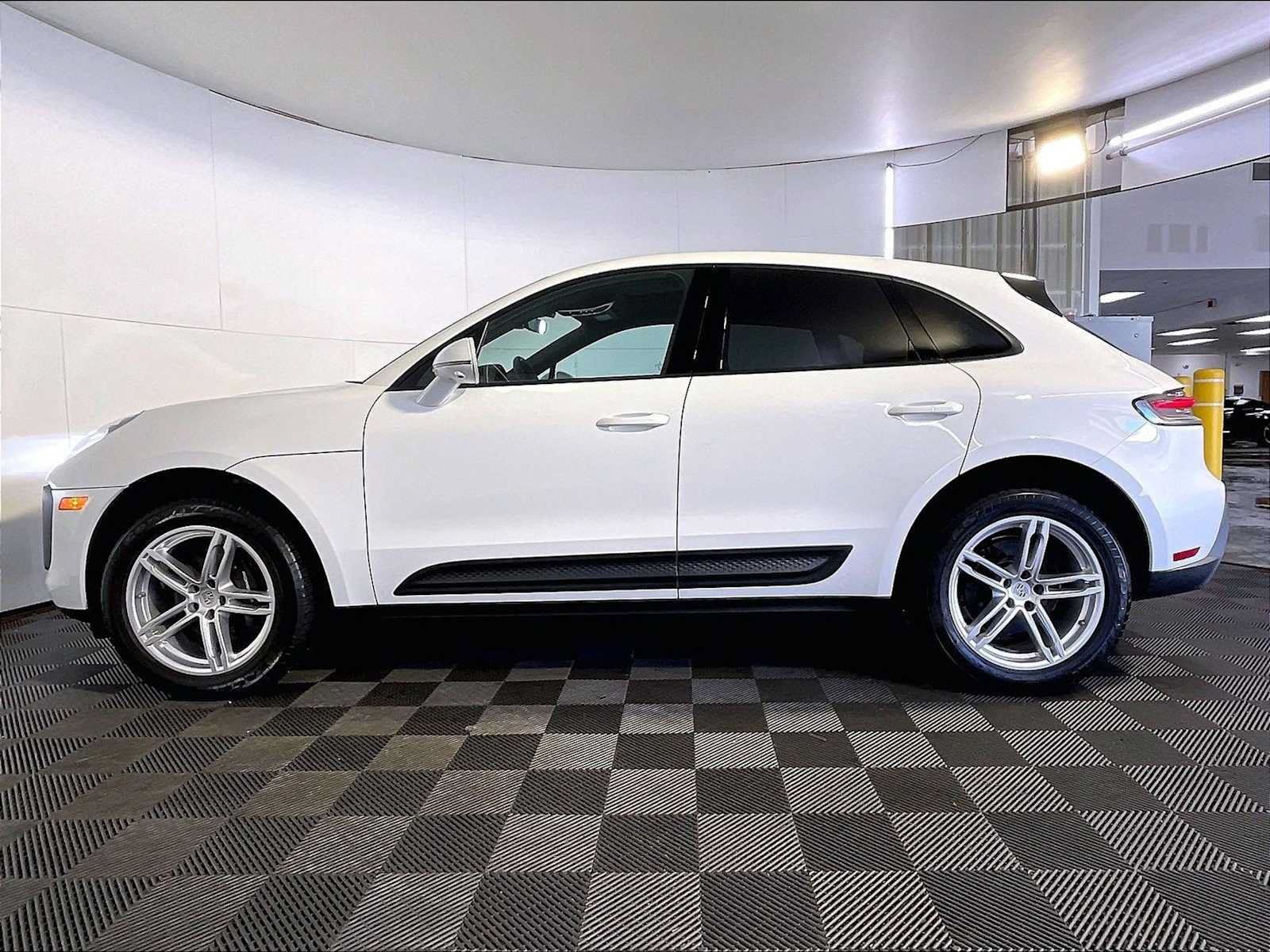 Certified 2023 Porsche Macan AWD/4WD image 2