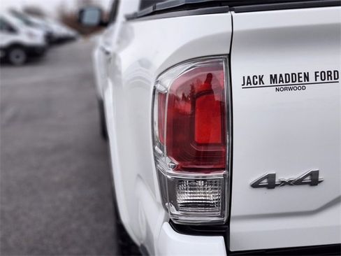 Used 2017 Toyota Tacoma Limited w/ Tow Package image 9