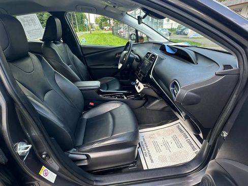 Used 2017 Toyota Prius Three Touring FWD image 28