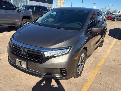 Used 2023 Honda Odyssey Touring image 2