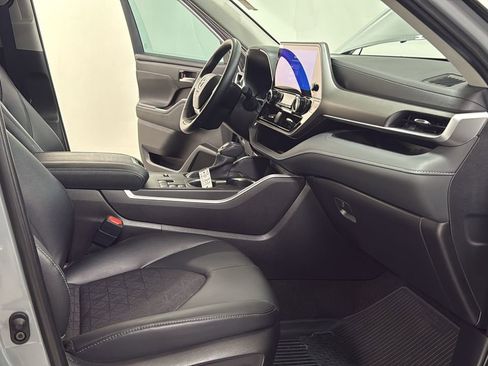 Certified 2024 Toyota Highlander XLE image 19