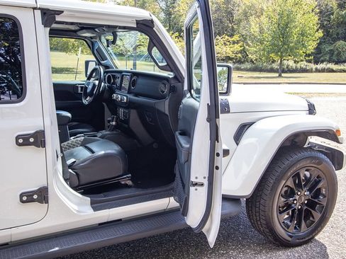 Used 2020 Jeep Wrangler Unlimited Sahara AWD/4WD image 14