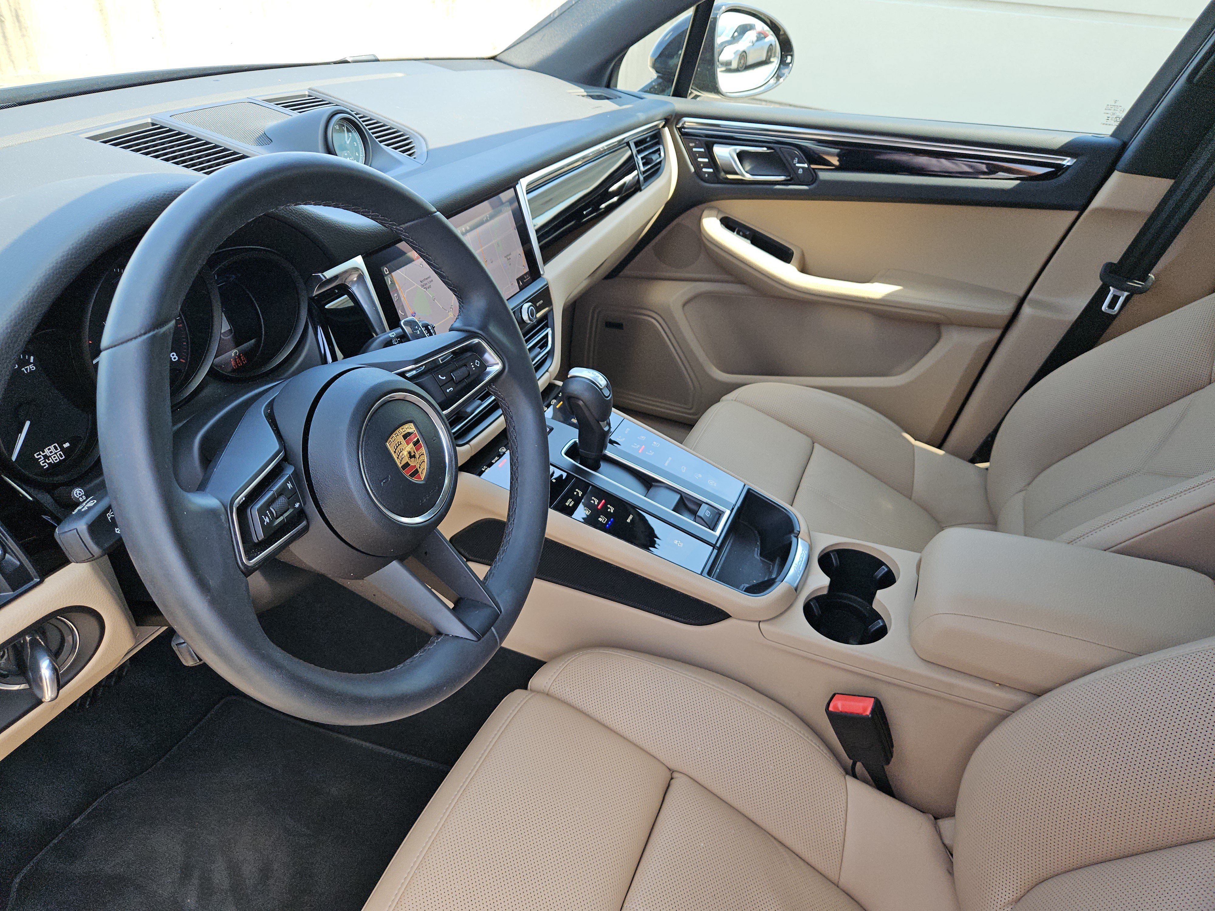 Certified 2026 Porsche Macan AWD/4WD image 4