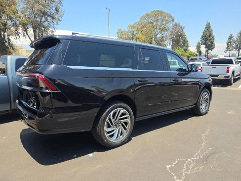 Used 2025 Lincoln Navigator L Reserve AWD/4WD image 4