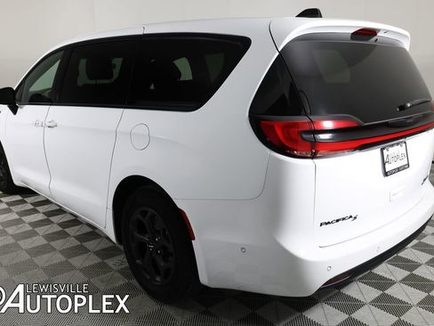 Used 2024 Chrysler Pacifica Select image 7