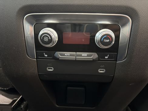 Used 2023 GMC Yukon SLT w/ SLT Luxury Package AWD/4WD image 15