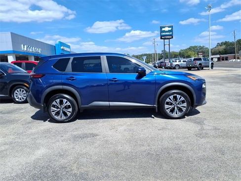 Used 2023 Nissan Rogue SV image 2