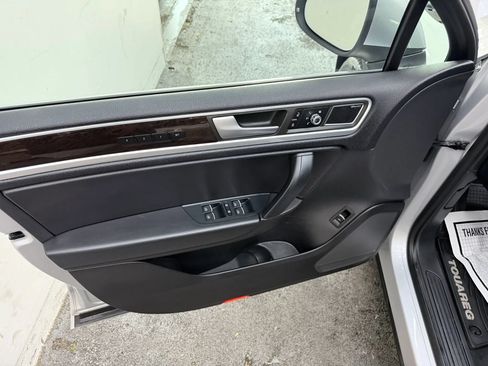 Used 2013 Volkswagen Touareg Executive AWD/4WD image 14