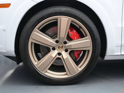 Used 2024 Porsche Cayenne S AWD/4WD image 5