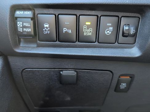 Used 2017 Toyota Sienna L image 20