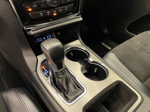Used 2020 Jeep Grand Cherokee Altitude RWD image 17