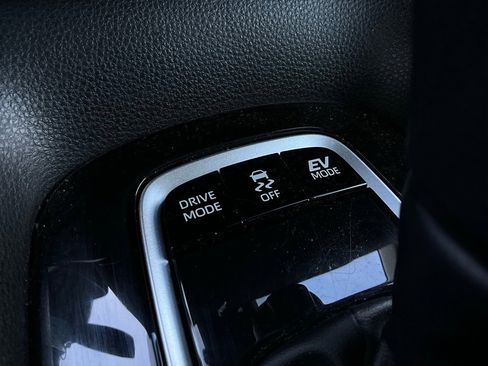 Used 2025 Toyota Corolla LE image 23