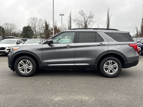 Used 2022 Ford Explorer XLT image 3