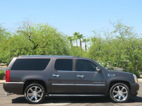 Used 2011 Cadillac Escalade ESV AWD image 3