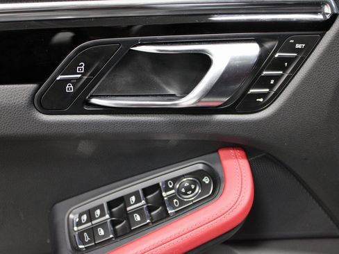Certified 2025 Porsche Macan image 30