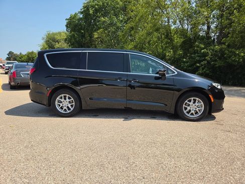 Used 2025 Chrysler Pacifica Select FWD image 2