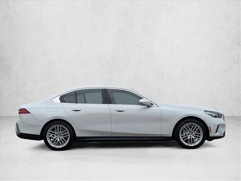 Used 2025 BMW 530i xDrive AWD/4WD image 4