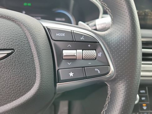 Used 2025 Genesis G70 2.5T image 19