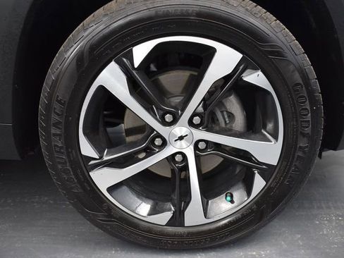 Used 2025 Chevrolet Trax RS w/ Driver Confidence Package FWD image 25