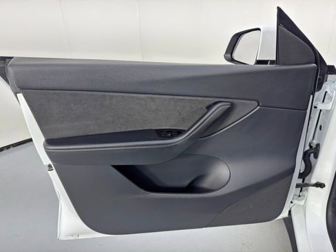 Used 2020 Tesla Model Y Long Range image 42