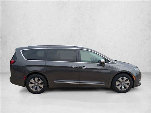 Used 2019 Chrysler Pacifica Limited w/ Advanced Safetytec Group FWD image 4