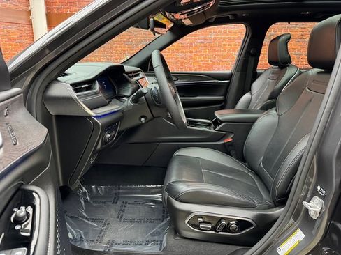 Used 2024 Jeep Grand Cherokee Overland w/ Luxury Tech Group IV image 22