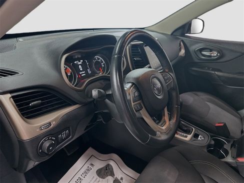 Used 2017 Jeep Cherokee Latitude w/ Comfort & Sound Group image 7