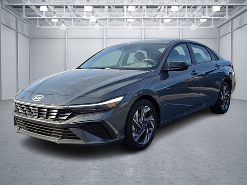 Certified 2025 Hyundai Elantra Sport FWD image 3