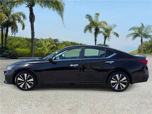 Used 2022 Nissan Altima 2.5 SV FWD image 2