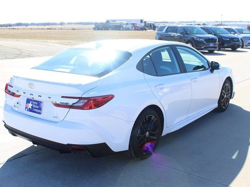 Used 2025 Toyota Camry SE image 5