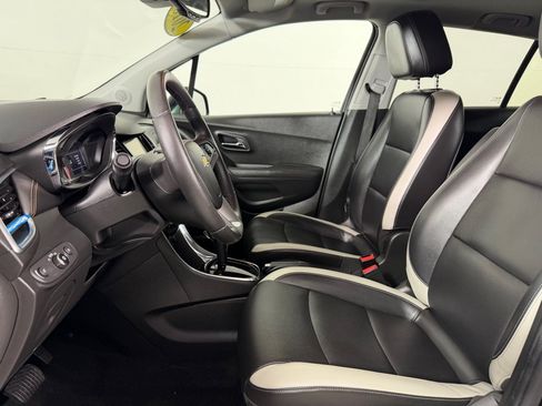Used 2018 Chevrolet Trax Premier w/ Midnight Edition AWD/4WD image 10
